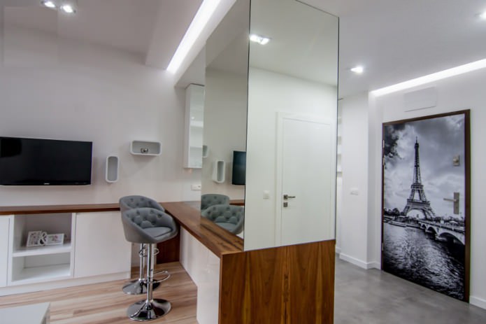 Interno di una cucina-soggiorno combinata con bancone bar