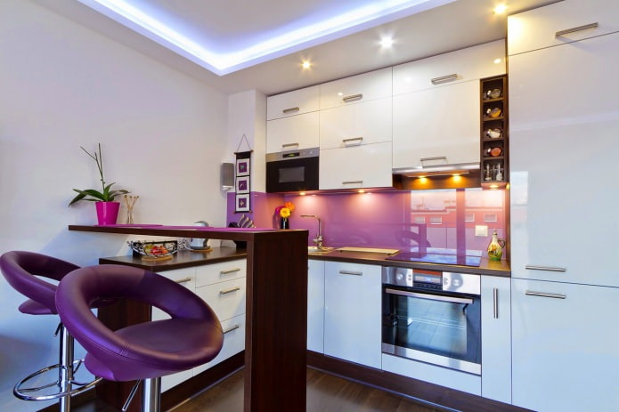 Progettazione cucina con bancone bar nei toni del bianco e del viola