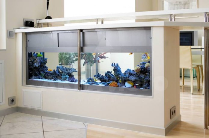 design del bancone da bar con acquario integrato
