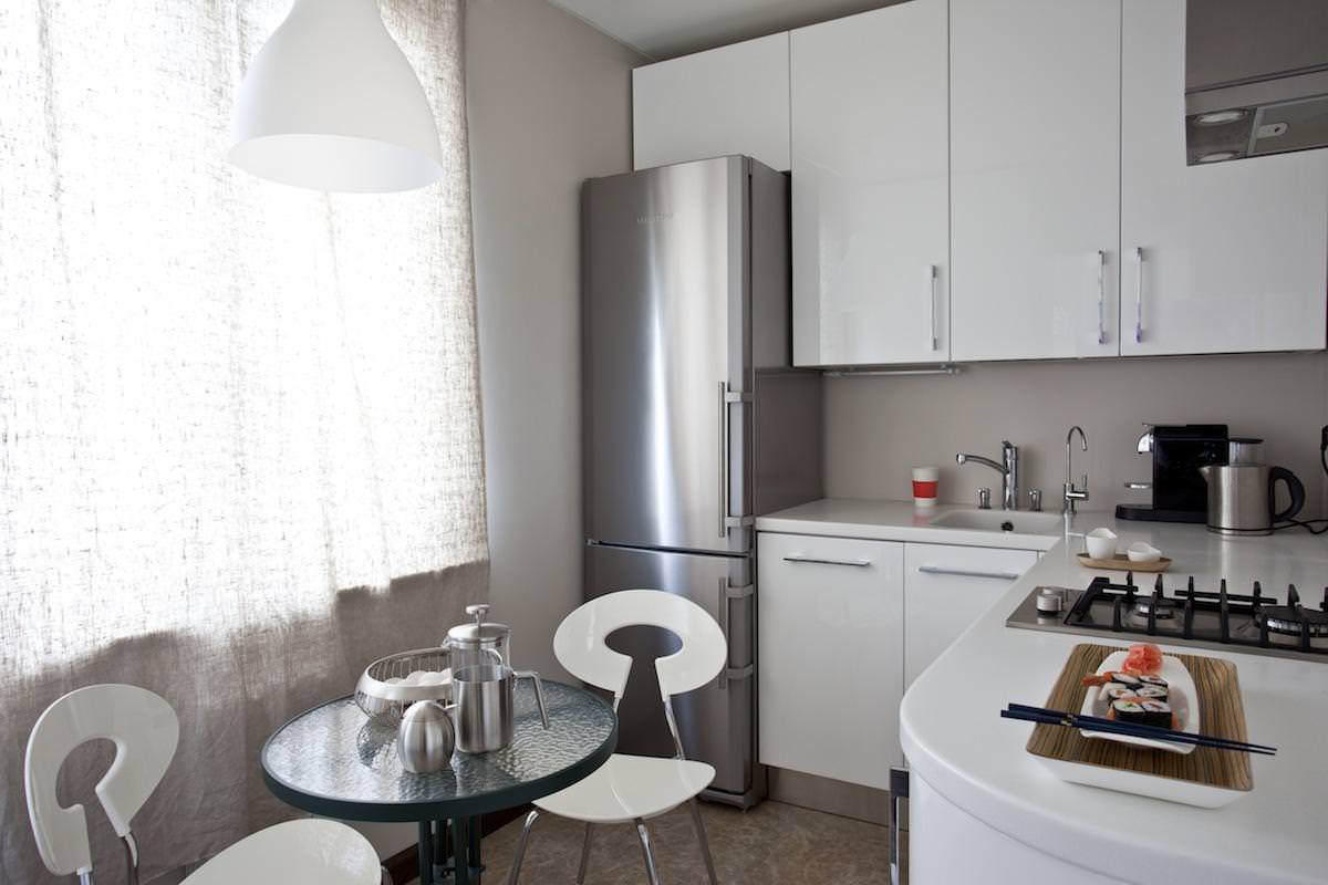 cucina con tavolino
