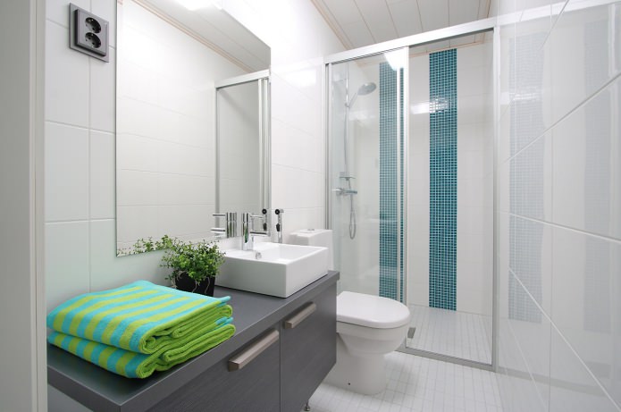 Progetto di un piccolo bagno con cabina doccia in stile moderno