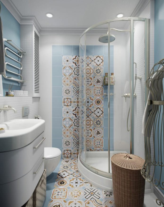 decorazione del soffitto del bagno in un appartamento di Krusciov