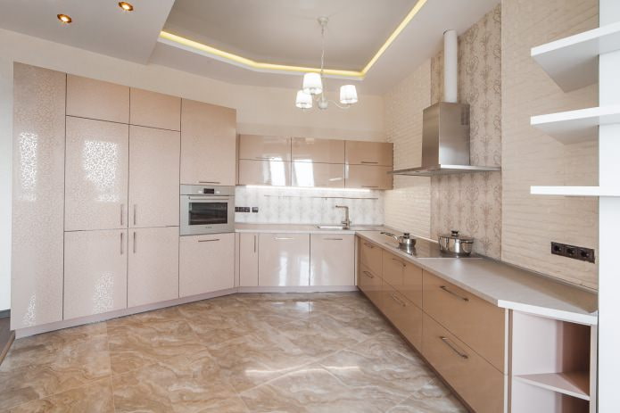 Soffitto beige e bianco in cucina
