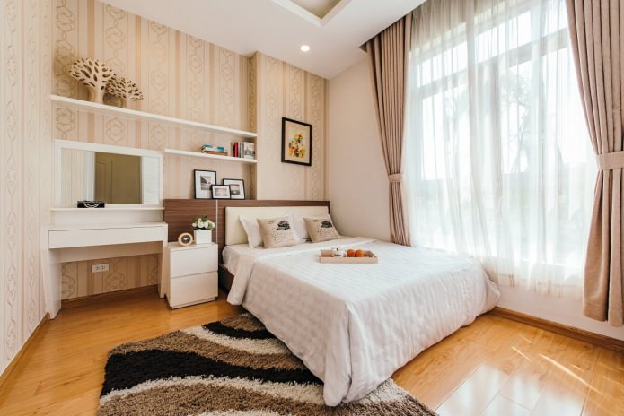 Carta da parati a righe con ornamento