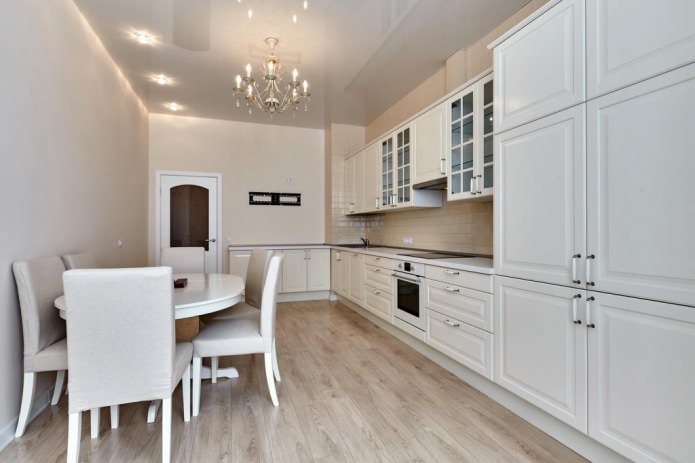 pavimento laminato chiaro nell'interno della cucina
