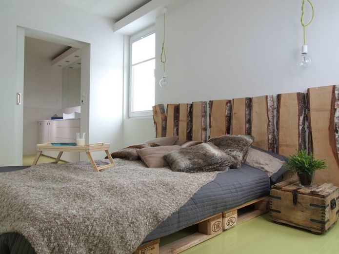 materasso in pallet e testiera in legno segato