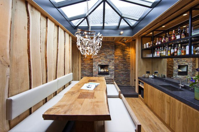 Pietra e legno in cucina
