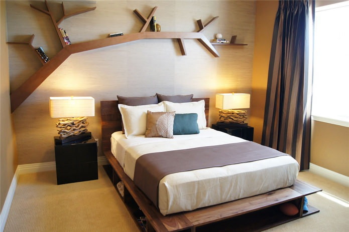 Camera da letto con parete in legno e originale mensola a forma di albero