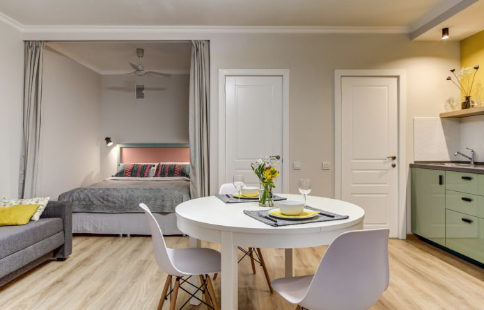 letto in una nicchia nell'arredamento della cucina