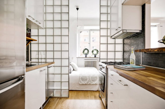 parete divisoria all'interno della cucina-camera da letto
