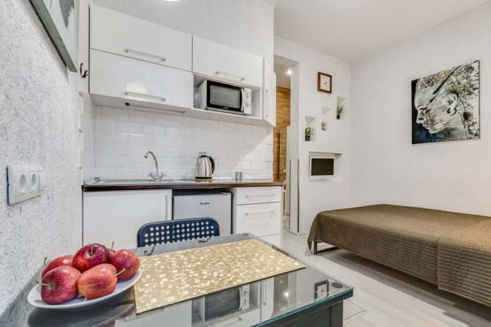 interno di una piccola cucina-camera da letto