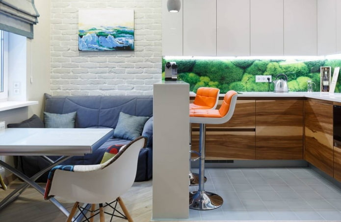 interno di una piccola cucina-camera da letto