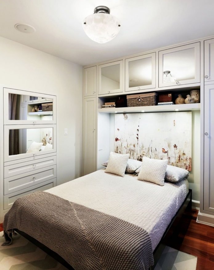 armadio attorno al letto