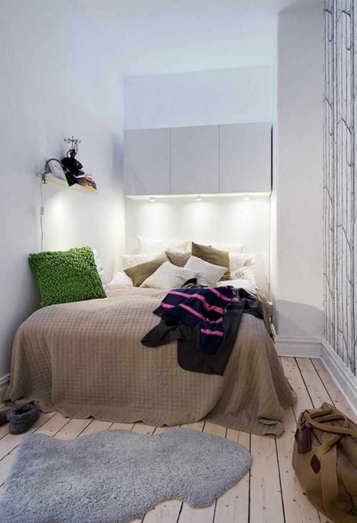 camera da letto con pareti bianche
