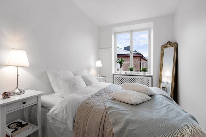 camera da letto piccola con specchio