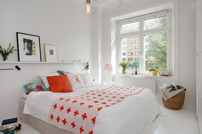 Piccola camera da letto bianca in stile scandinavo