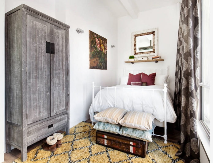 Interno di una camera da letto stretta e allungata