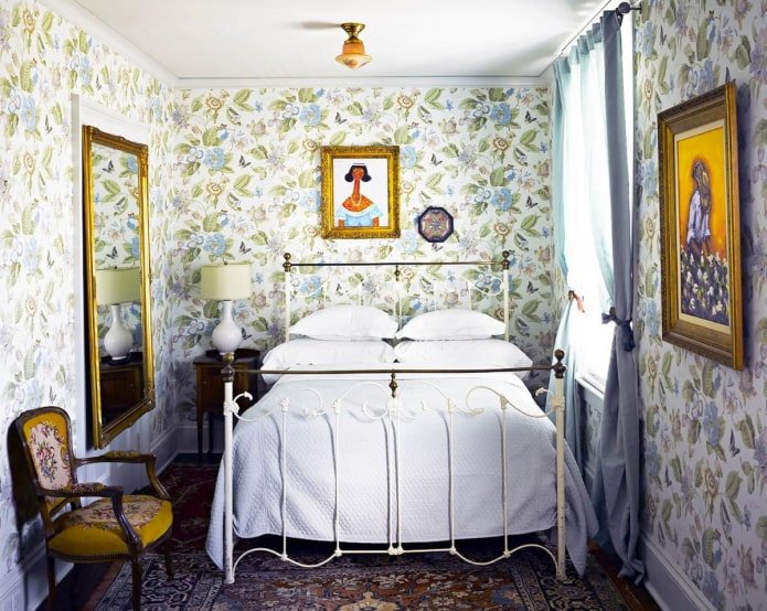 Interno di una piccola camera da letto