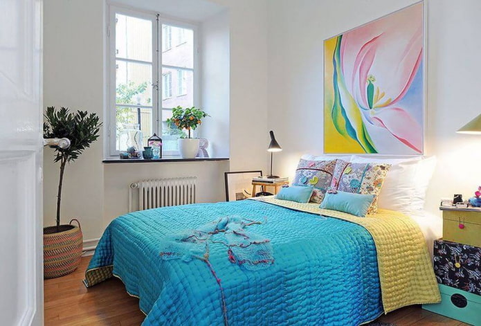 Arredamento luminoso di una camera da letto bianca