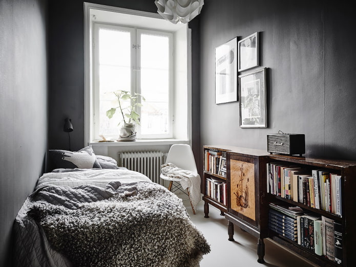 Interno scuro di una piccola camera da letto