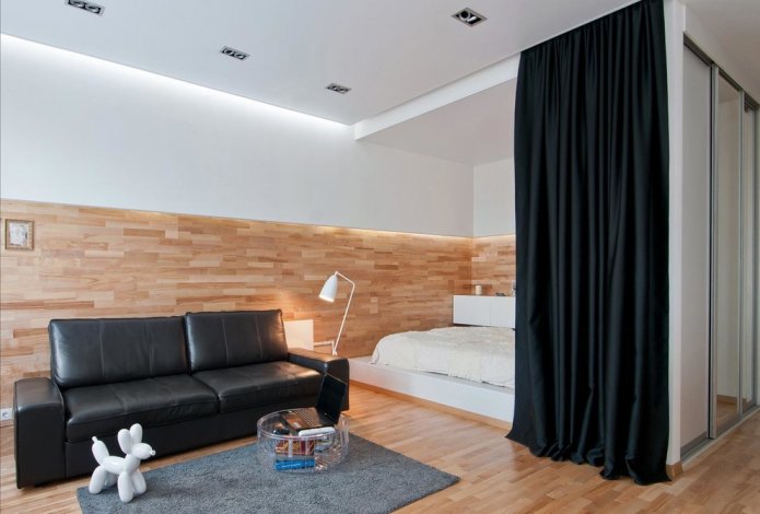 zonizzazione con tende all'interno della camera da letto-soggiorno