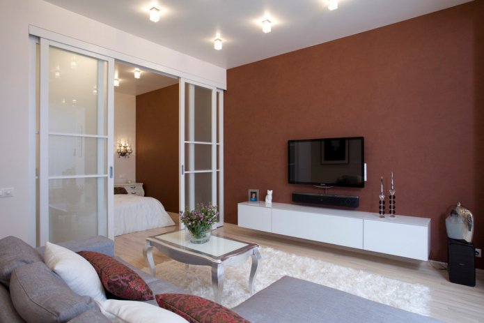 pareti divisorie scorrevoli all'interno della camera da letto-soggiorno