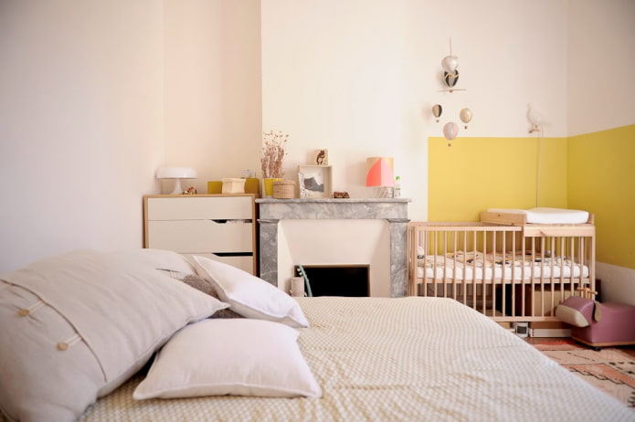 disposizione dei mobili all'interno di una camera da letto-camera dei bambini