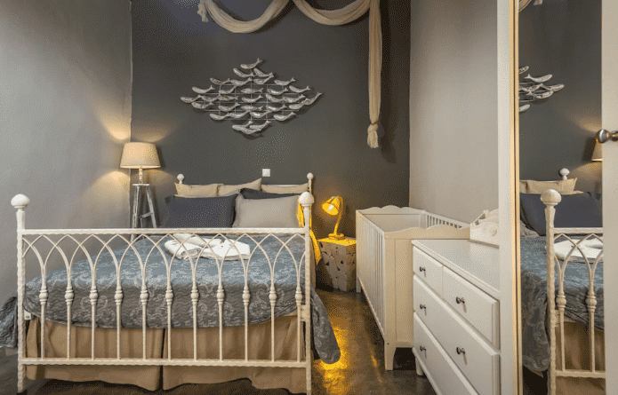 progetto di una piccola camera da letto abbinata a una cameretta per bambini