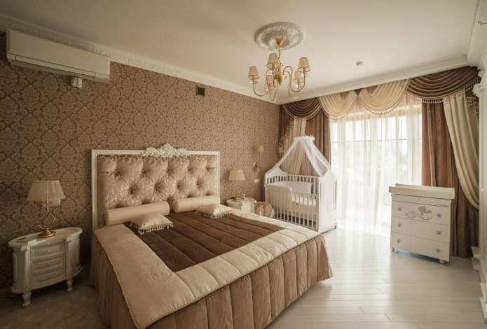 zona genitori in una camera da letto abbinata a una cameretta per bambini