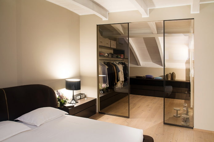 zonizzazione dello spogliatoio nell'interno della camera da letto mansardata