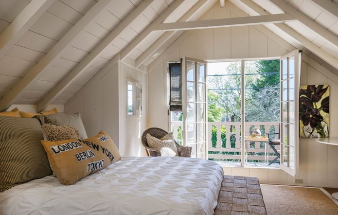 planimetria di una camera da letto mansardata con balcone