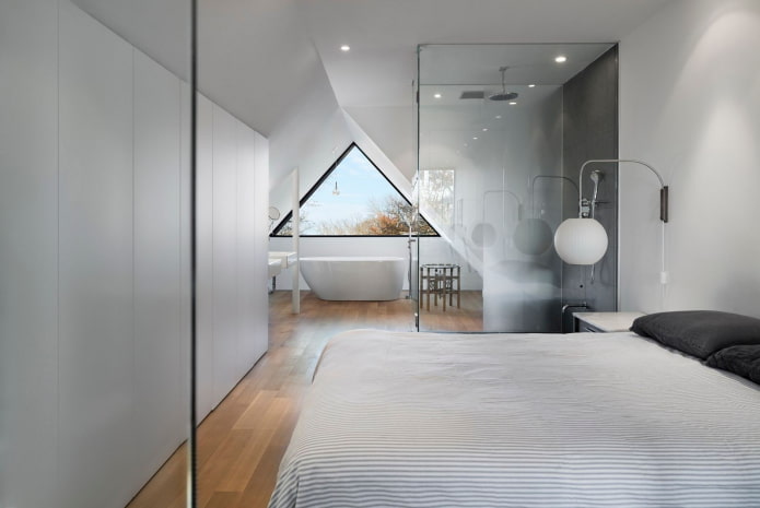 disposizione di una camera da letto mansardata con bagno
