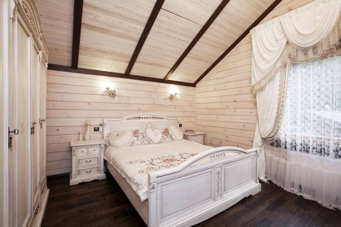 interno di una camera da letto mansardata in stile provenzale