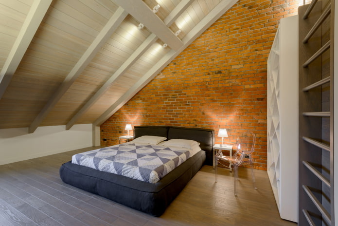 interno camera da letto mansardata in stile loft