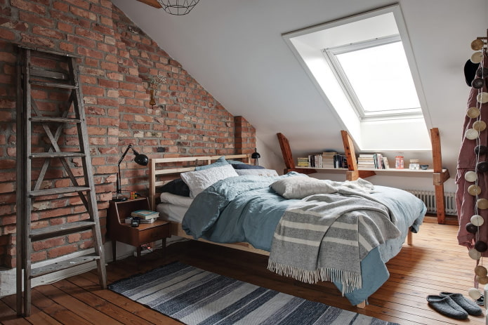 interno camera da letto mansardata in stile loft