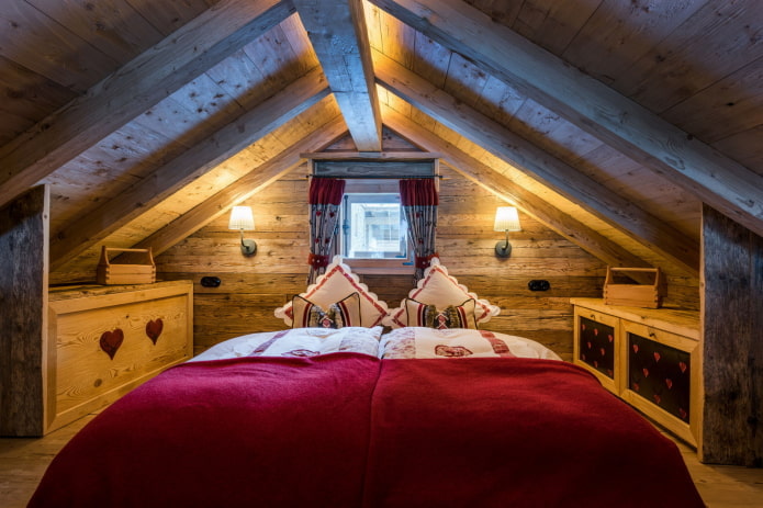 interno camera da letto mansardata in stile chalet