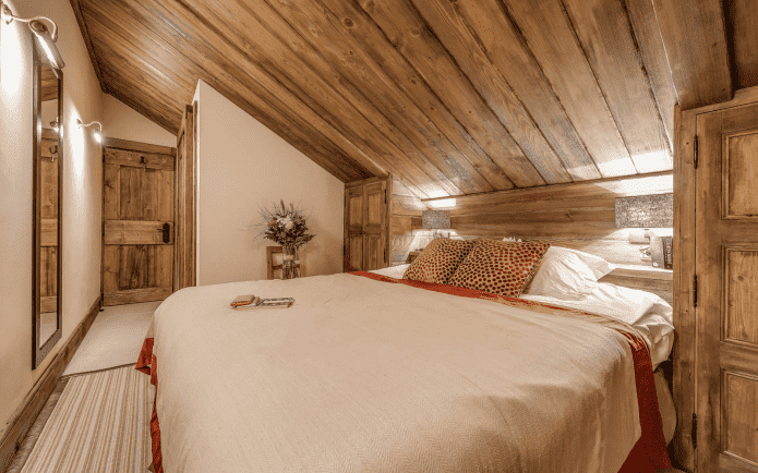 interno camera da letto mansardata in stile chalet