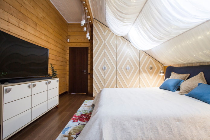 disposizione di una camera da letto mansardata