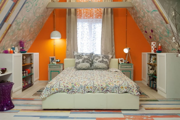 design degli interni di una camera da letto mansardata