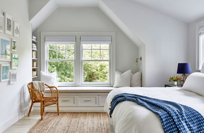 design degli interni di una camera da letto mansardata