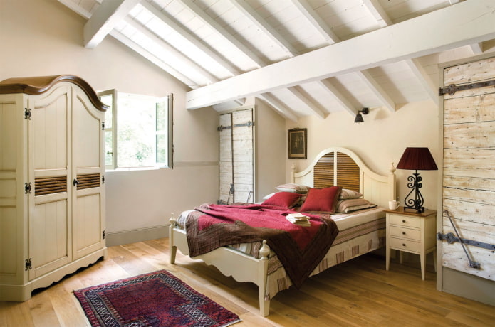 design degli interni della camera da letto mansardata