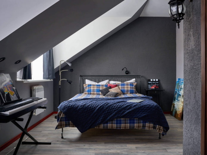 interno di una camera da letto mansardata per un ragazzo
