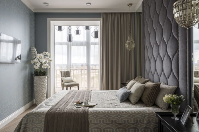 arredamento e illuminazione nella camera da letto combinati con una loggia