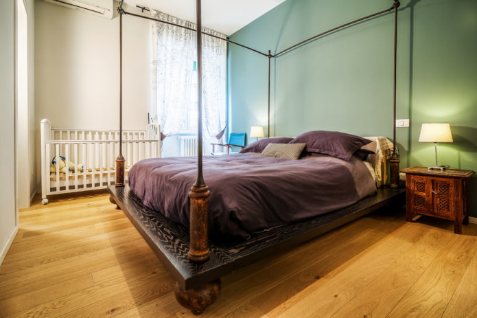 culla per neonati all'interno della camera da letto