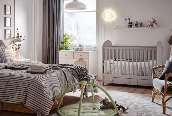 culla per neonati nell'arredamento della camera da letto