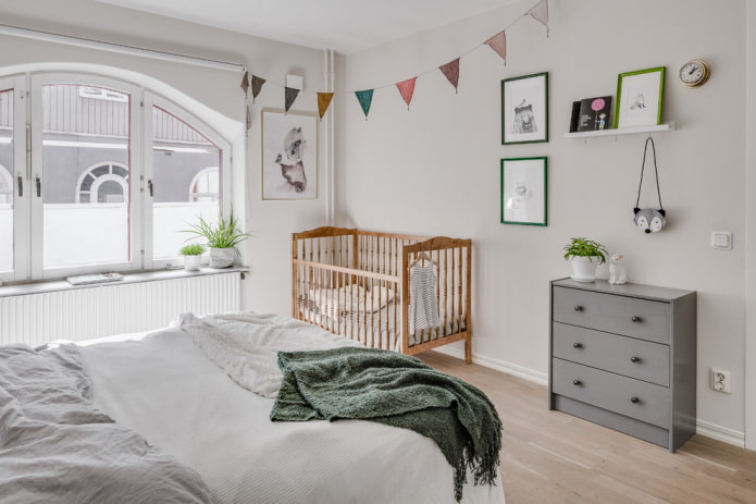 culla per neonati nell'interno della camera da letto
