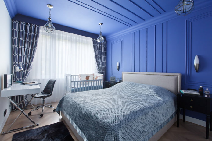 culla per neonati all'interno della camera da letto