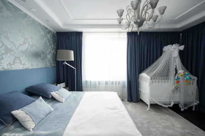 culla per neonati all'interno della camera da letto