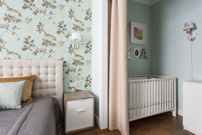 culla per neonati nell'interno della camera da letto