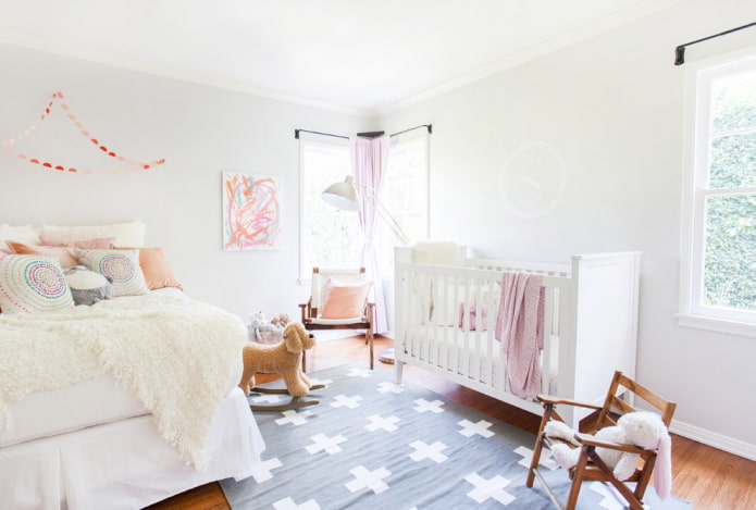 culla per bambini nell'interno della camera da letto